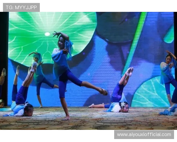 中场秀展示地方文化：永昆剧团水袖与街舞少年同台表演