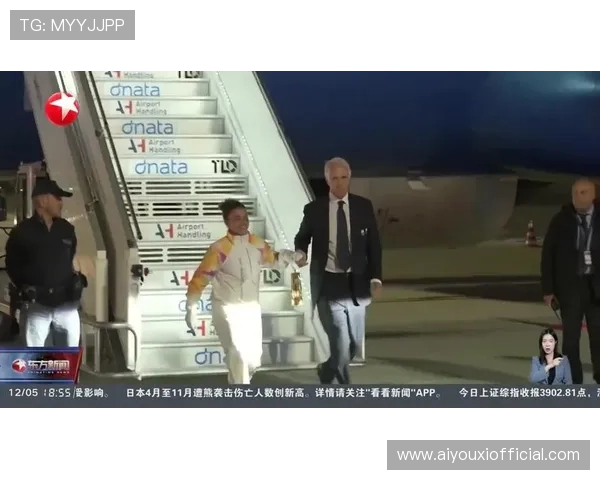 冬奥火炬传递仪式上两位意大利传奇运动员的圣火交接